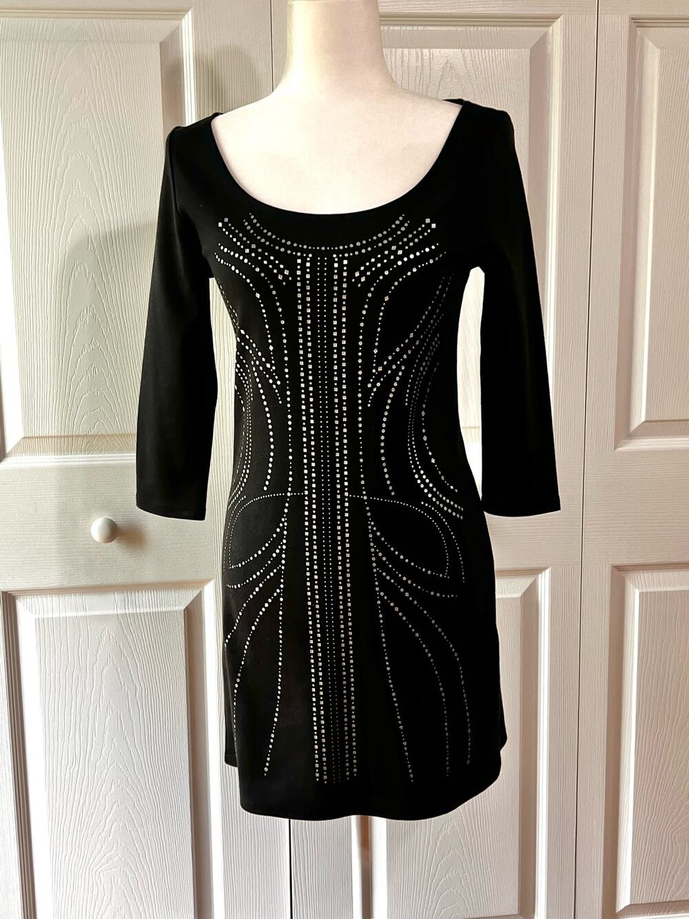Olsenboye Sz M Black dress, stretchy, metallic design scoop neck, Stretchy comfy